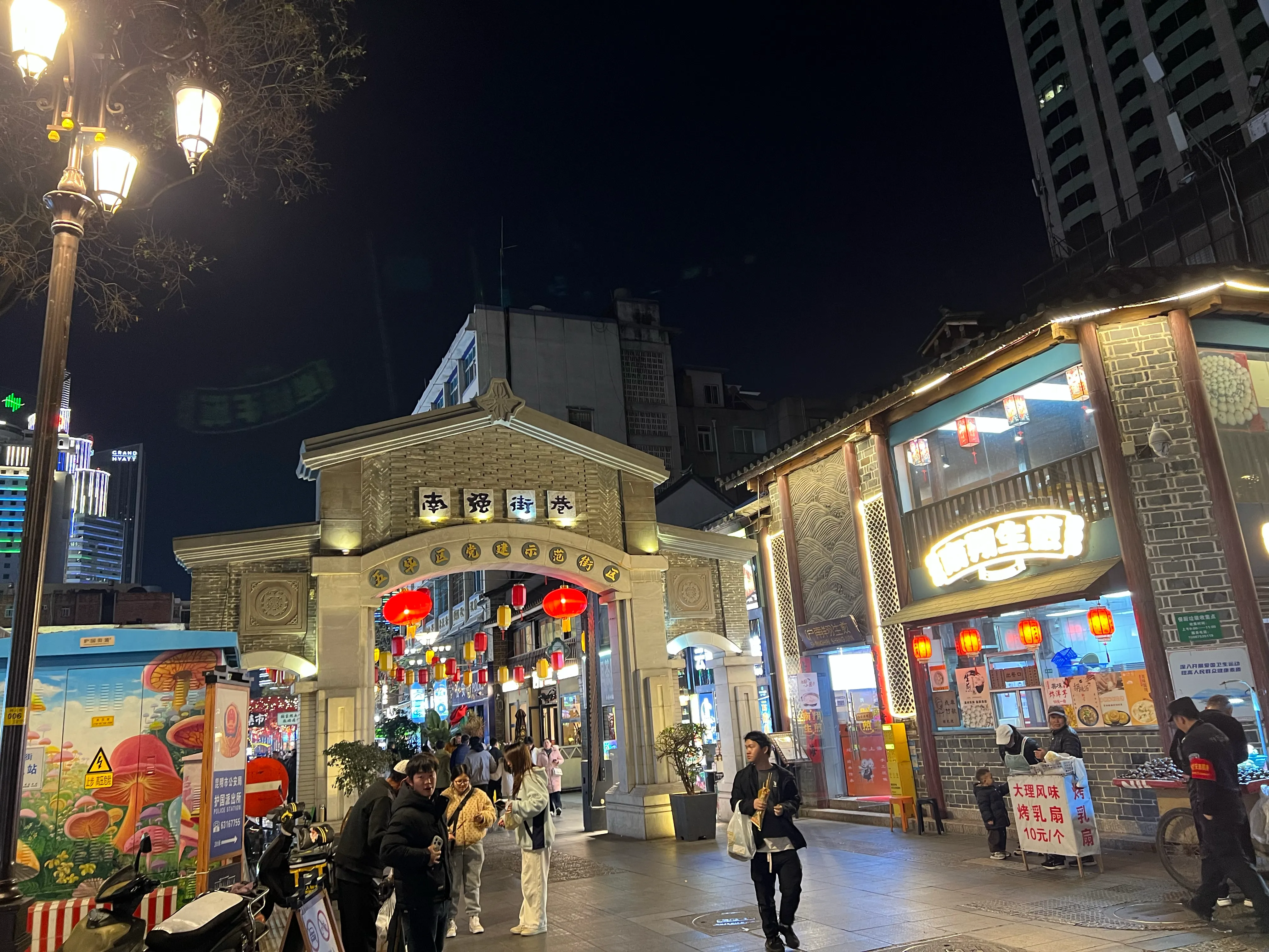 夜晚的南强街巷